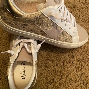 Snake star tennis shoe